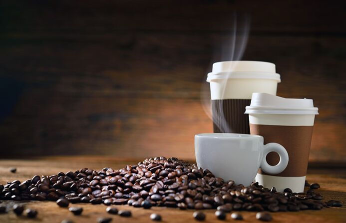 Le café en tant que produit interdit tout en prenant de la vitamine pour la puissance
